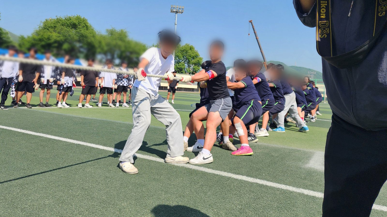 중·고등학교 체육대회에서 학급 대항 줄다리기 경기가 진행되는 장면