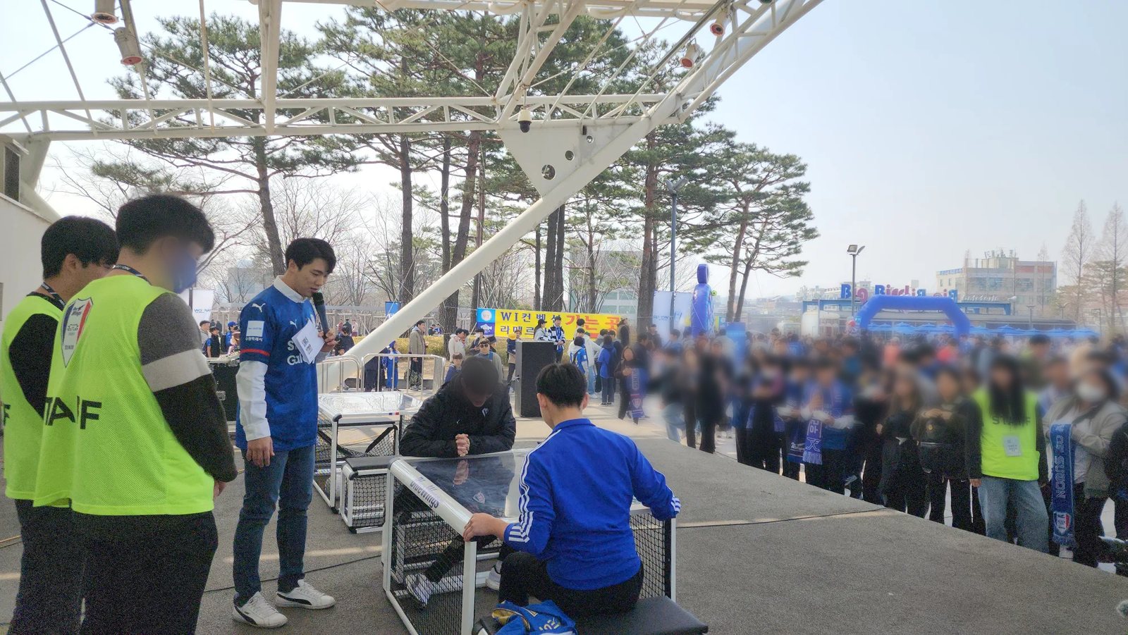 수원 삼성 블루윙즈 장외 이벤트에서 박상설 대표가 경기를 진행하는 모습